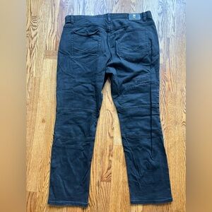 Makobi 
Black jeans (broker front zipper ) 
42x32 
Model AN #96281